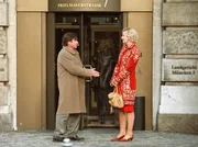 Sandra (Saskia Vester) hat sich gerade von ihrem Mann Rainer Maria (Elmar Wepper) scheiden lassen.