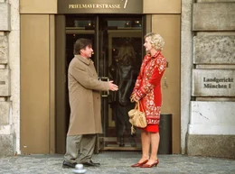 Sandra (Saskia Vester) hat sich gerade von ihrem Mann Rainer Maria (Elmar Wepper) scheiden lassen.