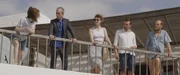 Samuela Maibaum (Julia Windischbauer, links) und Jo Maibaum (Niels Bormann, rechts) machen dem Makler Jorge (Oscar Ortega Sanchez (2. von links) das Leben schwer und vergraulen seine Klienten Birgit (Sofie Gross, Mitte) und Stefan (Thomas Lettow, 2. von rechts).