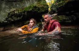 Auf ihrer Flucht vor den Gangstern m&uuml;ssen Paul (Philippe Bas) und Sara (Ma&iuml;ra Schmitt) dunkle Schluchten und einen rei&szlig;enden Fluss &uuml;berwinden.