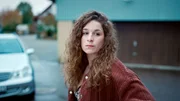 Kaum ist sie wieder im Dorf, hat Anita (Lou Strenger) schon eine Reihe unwillkommener Begegnungen hinter sich, die sie belasten.