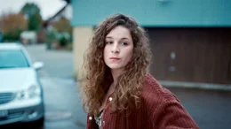 Kaum ist sie wieder im Dorf, hat Anita (Lou Strenger) schon eine Reihe unwillkommener Begegnungen hinter sich, die sie belasten.