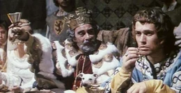 Macbeth (Jon Finch, r.), der frisch ernannte Thane von Cawdor, feiert mit K&ouml;nig Duncan (Nicholas Selby) den Sieg &uuml;ber die Norweger.