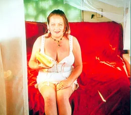 Jasmin (Marianne S&auml;gebrecht) sitzt Modell f&uuml;r Rudy Cox.