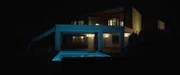 Das Ferienhaus der Familie Maibaum auf Lanzarote bei Nacht.