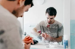 Paul (Aaron Hilmer) kann sich nicht mehr erinnern, was in der Nacht passiert und schon gar nicht, warum er verletzt ist.