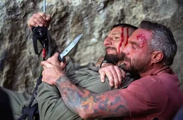 Paul (Philippe Bas, r.) und Sergio (S&eacute;bastien Thirion, l.) k&auml;mpfen vor einer Felswand um Leben und Tod.