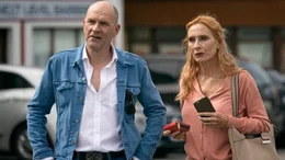 Connie (Andrea Sawatzki) und Max (G&ouml;tz Schubert) m&ouml;chten in Irland Englisch lernen.