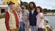 Sebastian (Sebastian Fr&auml;sdorf, 2. v. re.) mit Freundin Mila (J&ouml;rdis Richter, re.), seinem Onkel Franjo (Siemen R&uuml;haak, 3. v. li.) sowie seinen Eltern Gisela (Saskia Vester) und Werner Bauer (Michael Lerchenberg).