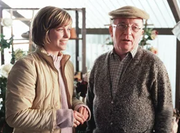 Irina (Valerie Niehaus) k&uuml;mmert sich um Bertram (Peter Sodann), ein charmanter, &auml;lterer Herr mit einer gro&szlig;en Leidenschaft f&uuml;rs G&auml;rtnern.