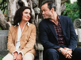 Im Englischen Garten verliebt sich Pia (Simone Thomalla) in den charmanten Landschaftsarchitekten Philip (Hannes Jaenicke).