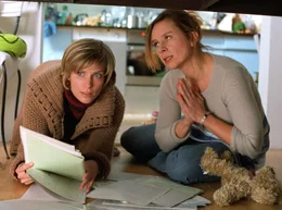 Conny (Suasnne Sch&auml;fer, rechts) erz&auml;hlt ihrer besten Freundin Irina (Valerie Niehaus) von den mannigfaltigen Problemen des Haushaltswesens.