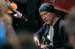 Max (G&ouml;tz Schubert) spielt im Pub