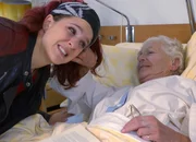 V.l.: Gina Durler als Chick und Stephanie Glaser als Dora H. Freuler.