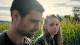 Pia (Johanna G&ouml;tting) macht sich Sorgen um Paul (Aaron Hilmer).