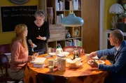 Gillian (Claire O&acute;Donovan, Mitte) beherbergt Connie (Andrea Sawatzki) und Max (G&ouml;tz Schubert).