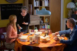 Gillian (Claire O&acute;Donovan, Mitte) beherbergt Connie (Andrea Sawatzki) und Max (G&ouml;tz Schubert).