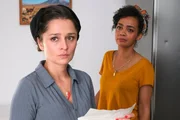 Sabrina Kettler (Sarah Alles-Shahkarami, l.) gesteht ihrer Freundin Esma Aydin (Sithembile Menck, r.), dass sie Schulden hat und noch nicht einmal krankenversichert ist.