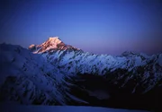 rbb Fernsehen DIE VIER ALPEN, Film von Jeremy Hogarth und Michael Schlamberger, am Mittwoch (23.05.12) um 15:15 Uhr. Der Film erz&auml;hlt die Geschichte der vier Gebirgsz&uuml;ge in Japan, Australien, Europa und der S&uuml;dinsel Neuseelands und ihrer Tierwelt, die unterschiedlicher nicht sein k&ouml;nnte. - Mount Cook, h&ouml;chster Berg Neuseelands