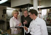 Veronika (Saskia Vester) l&auml;sst sich von Hermann (Walter Schultheiss) und dem Koch Martin (Arndt Schwering-Sohnrey) die Buchf&uuml;hrung des Hotels erl&auml;utern.
