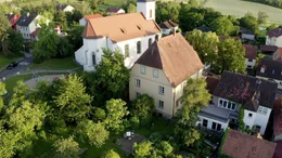 Das Pfarrhaus in Kitzingen-Hoheim ist die Heimat f&uuml;r eine Kolonie Grauer Langohren, eine Langohrfledermaus-Art.