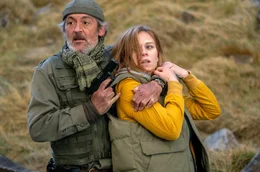 Sara (Ma&iuml;ra Schmitt) wird von dem Anf&uuml;hrer der Schlepper (Yann Pradal) als Geisel genommen.