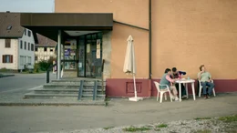 Dornbach am Sonntag nach dem Fest, an dem Paul (Aaron Hilmer) mit seinen Eltern Katrin (Christina Gei&szlig;e) und Mark (Ralph H&ouml;nicke) isst.; ARD/SWR WER OHNE SCHULD IST, "Fernsehfilm, Deutschland 2024", am Mittwoch (23.10.24) um 20:15 Uhr im ERSTEN. Dornbach am Sonntag nach dem Fest, an dem Paul (Aaron Hilmer) mit seinen Eltern Katrin (Christina Gei&szlig;e) und Mark (Ralph H&ouml;nicke) isst. &copy; SWR, honorarfrei - Verwendung gem&auml;&szlig; der AGB im engen inhaltlichen, redaktionellen Zusammenhang mit genannter SWR-Sendung und bei Nennung "Bild: SWR" (S2). SWR Presse/Bildkommunikation, Baden-Baden, Tel: 07221/929-22202, foto@swr.de.
