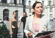 Die "Zicke" Patrizia (Tina Bordihn, links) macht Pia (Simone Thomalla) das Leben schwer.