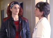 Gina Durler als Chick und Julia Vonderlinn als Krankenschwester.