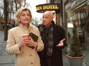 Sandra (Saskia Vester) l&auml;sst sich von ihrem Vater Dr. Kuckenburg (Dietrich Hollinderb&auml;umer) nicht in ihre Familienangelegenheiten reinreden.