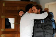 Mark (Maximilian Br&uuml;ckner, rechts) besucht Tom (Stephan Luca) nach dem Unfall.