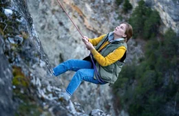 Auf der Flucht muss sich Sara (Ma&iuml;ra Schmitt) enormen Herausforderungen stellen - psychisch und physisch.