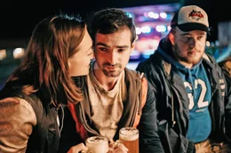 Unterst&uuml;tzt von seiner Freundin Isabella (Antonia Moretti) hat Paul (Aaron Hilmer) beschlossen, sein Leben endlich in die Hand zu nehmen. W&auml;hrend sie sich freut, ist er verunsichert und sein Freund Heiliger (Max Wolter) verbl&uuml;fft.