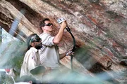 Steinrestaurator J&uuml;rgen Steiner und Bulwai-&Auml;ltester Willie Brim. Steiner restauriert das Wei&szlig;e K&auml;nguru mit Lasertechnik.