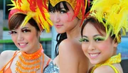 Chelsea und ihre Freundinnen haben sich aufgedonnert und hoffen nun auf der Titelseite eines Tanz-Magazins zu erscheinen. v.l.: Carla (Veracia Yong), Chelsea (Chervil Tan), Sophie (Iris Lim)