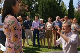 Martin (Andreas Guenther, re.) macht Lani (Minh-Khai Phan-Thi) einen Heiratsantrag.