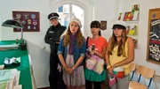 Emma (Sophie Karbjinski) versucht bei der L&uuml;neburger Polizei das Problem zu erkl&auml;ren. V.l.: Officer (Oliver Sauer), Emma, Jackie (Charlotte Nicdao) und Ally (Marny Kennedy).