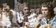 Macbeth (Jon Finch, r.), der frisch ernannte Thane von Cawdor, feiert mit K&ouml;nig Duncan (Nicholas Selby) den Sieg &uuml;ber die Norweger.