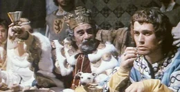 Macbeth (Jon Finch, r.), der frisch ernannte Thane von Cawdor, feiert mit K&ouml;nig Duncan (Nicholas Selby) den Sieg &uuml;ber die Norweger.