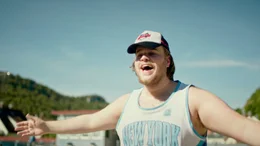 Fridolin Heiliger (Max Wolter) gibt sich mal wieder ganz obenauf.; ARD/SWR WER OHNE SCHULD IST, "Fernsehfilm, Deutschland 2024", am Mittwoch (23.10.24) um 20:15 Uhr im ERSTEN. Fridolin Heiliger (Max Wolter) gibt sich mal wieder ganz obenauf. &copy; SWR, honorarfrei - Verwendung gem&auml;&szlig; der AGB im engen inhaltlichen, redaktionellen Zusammenhang mit genannter SWR-Sendung und bei Nennung "Bild: SWR" (S2). SWR Presse/Bildkommunikation, Baden-Baden, Tel: 07221/929-22202, foto@swr.de.