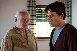 Ein gro&szlig;er Schritt f&uuml;r die Familie. Arthur (Peter Franke,li.) spricht Klemens (Oliver Mommsen) ins Gewissen.