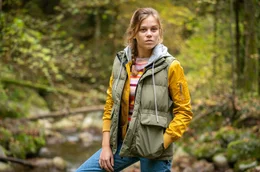 Sara (Ma&iuml;ra Schmitt) ist nicht begeistert vom Wanderausflug mit ihrem Vater, eigentlich hatte sie andere Pl&auml;ne.