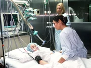 Pia (Simone Thomalla) bangt um ihre j&uuml;ngste Tochter Lea (Pamela Marquard), die nach einem Hausbrand mit Rauchvergiftungen ins Krankenhaus eingeliefert wurde.