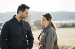 Wieviel will Anita (Lou Strenger) Mike (Sohel Altan Gol) von ihrer Jugend in Dornbach erz&auml;hlen?; ARD/SWR WER OHNE SCHULD IST, "Fernsehfilm, Deutschland 2024", am Mittwoch (23.10.24) um 20:15 Uhr im ERSTEN. Wieviel will Anita (Lou Strenger) Mike (Sohel Altan Gol) von ihrer Jugend in Dornbach erz&auml;hlen? &copy; SWR/Anita Kr&auml;mer, honorarfrei - Verwendung gem&auml;&szlig; der AGB im engen inhaltlichen, redaktionellen Zusammenhang mit genannter SWR-Sendung und bei Nennung "Bild: SWR/Anita Kr&auml;mer" (S2). SWR Presse/Bildkommunikation, Baden-Baden, Tel: 07221/929-22202, foto@swr.de.