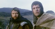 V&ouml;llig ersch&ouml;pft, aber siegreich, kehren die Anf&uuml;hrer des k&ouml;niglichen Heeres, Macbeth (Jon Finch, r.) und Banquo (Martin Shaw), aus der Schlacht gegen Norwegen heim nach Schottland.