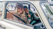 Mit dem Trabi durch Berlin! Lisa und Lena testen das Kultauto aus der DDR. Mit dem Trabi durch Berlin! Lisa und Lena testen das Kultauto aus der DDR.