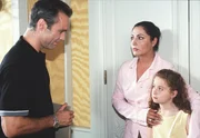 Pia Brandt (Simone Thomalla, Mitte) versucht vor dem charmanten Landschaftsarchitekten Philip (Hannes Jaenicke) zu verbergen, dass die kleine Lea (Pamela Marquard) ihre Tochter ist.