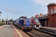 Eine bei NEWAG modernisierte SU 42 im Bahnhof von K&uuml;strin