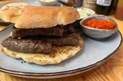 Gastronomin Dubravka "Dubi" Granic bietet in ihrem Lokal kroatisch-mediterrane K&uuml;che an, zum Beispiel Cevapcici.
