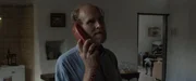 Jo Maibaum (Niels Bormann) provoziert am Telefon den neuen Freund seiner Ex-Frau.